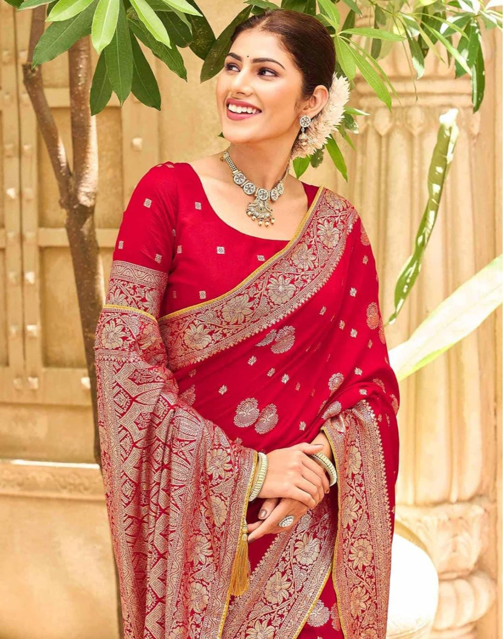 Exquisite Brocade Saree Weaving Artistry Showcases Festive Grandeur