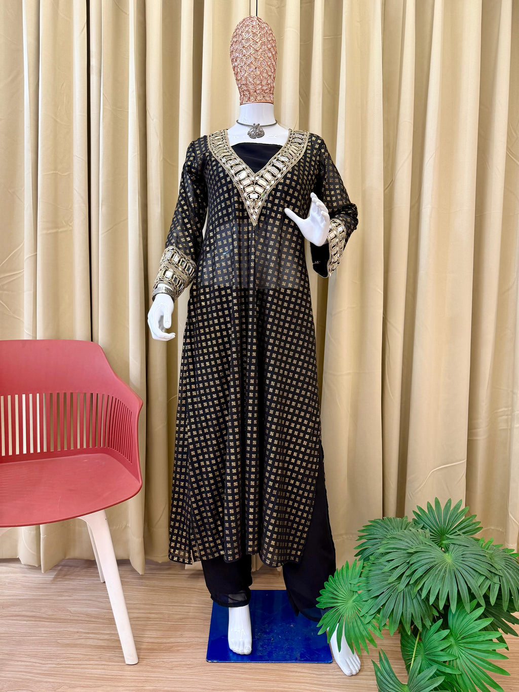 Chic Kurta Set with Intricate Detailing