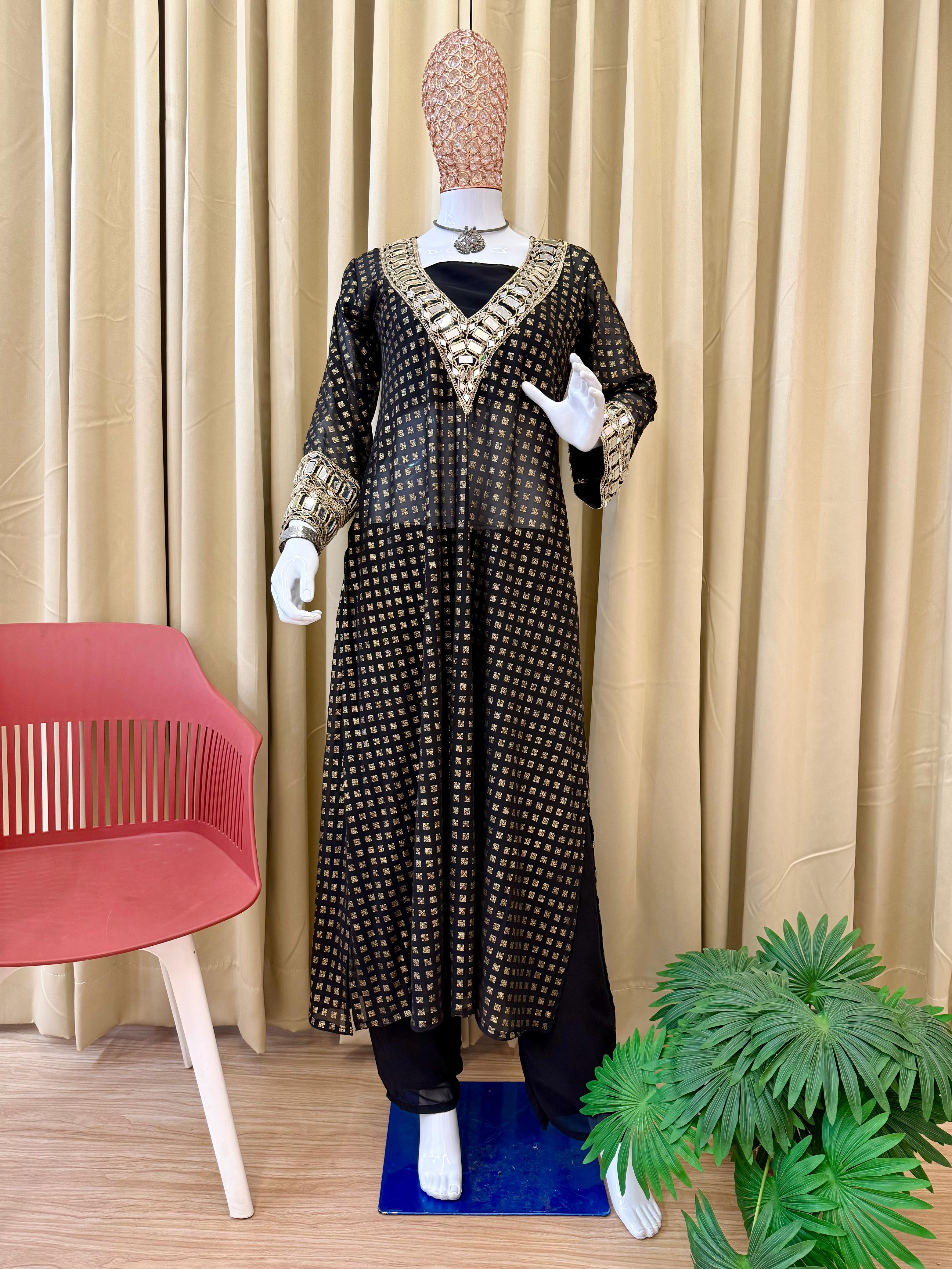 Chic Kurta Set with Intricate Detailing