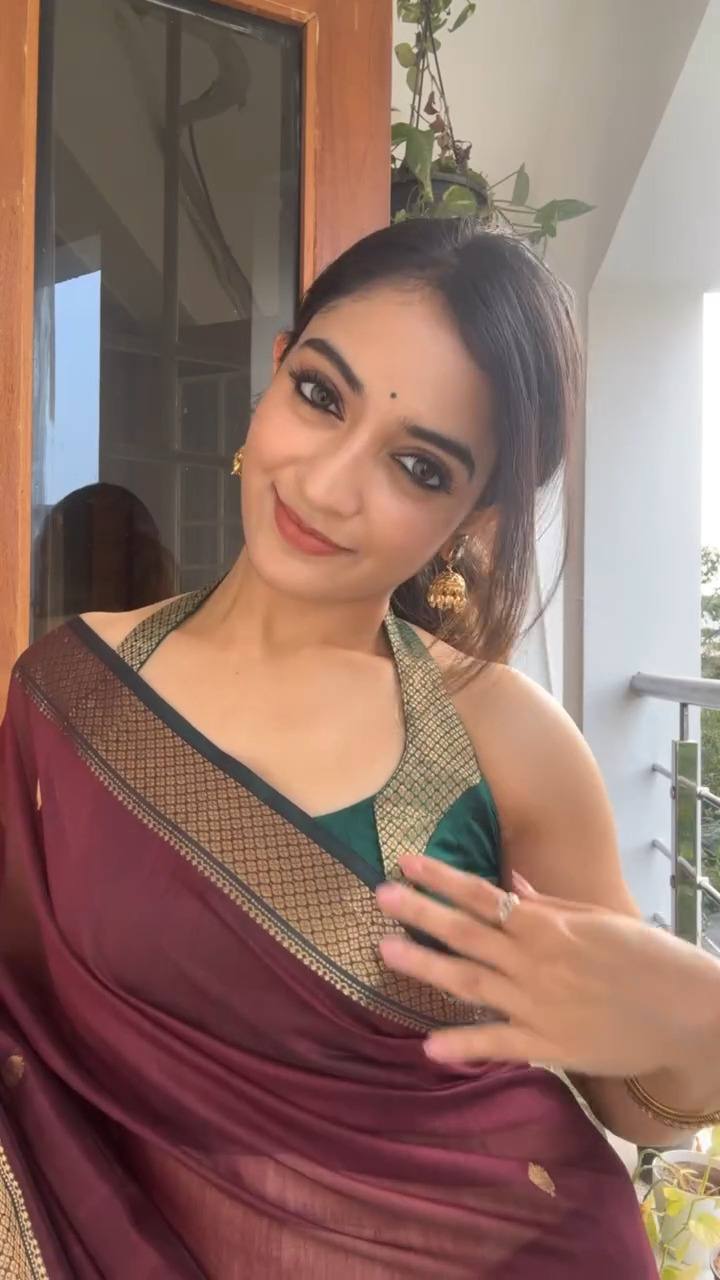 Elegant Dual-Tone Border Saree