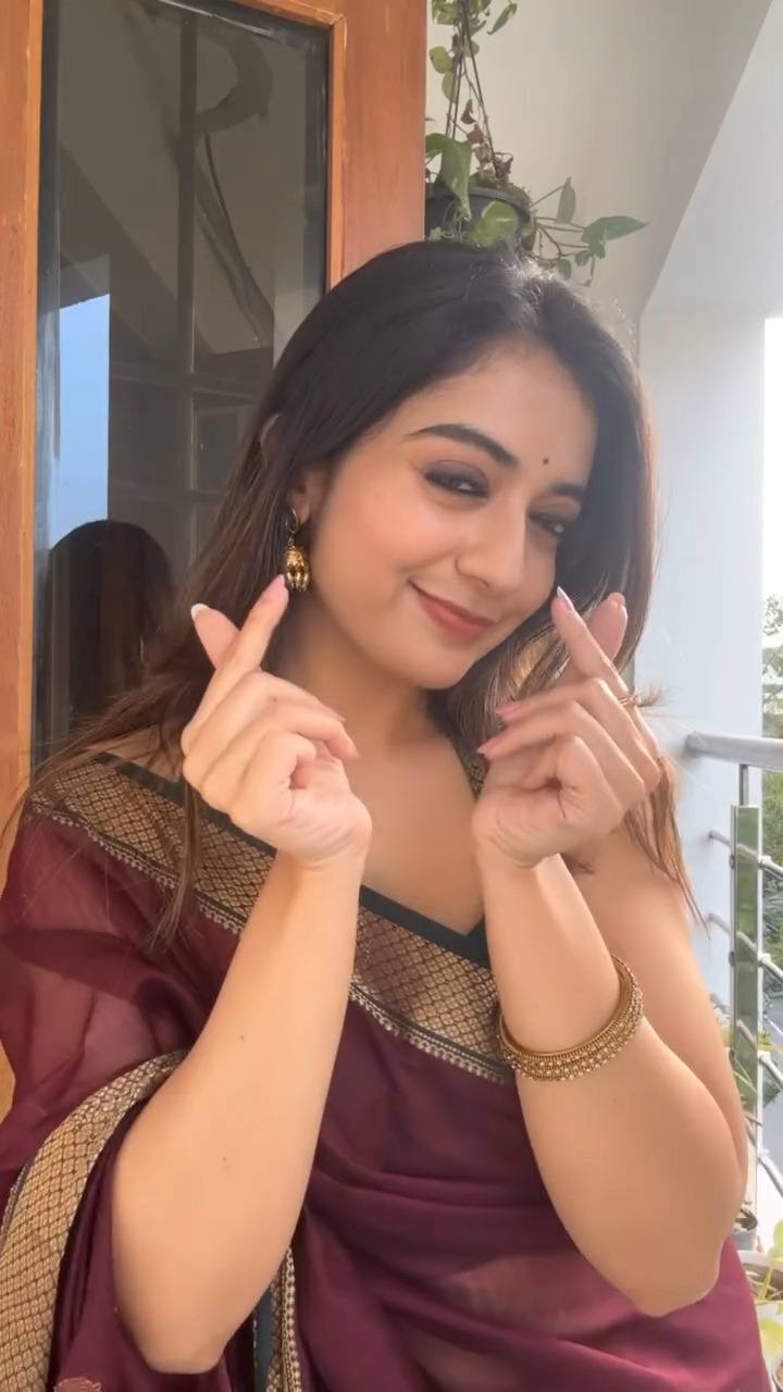 Elegant Dual-Tone Border Saree